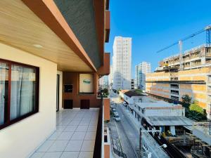 d'un balcon offrant une vue sur la ville. dans l'établissement Apartamento Meia Praia - Itapema, à Itapema