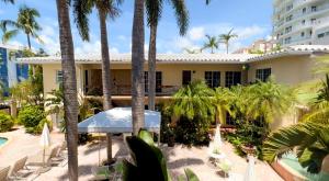un complexe avec des palmiers et une piscine dans l'établissement La Casa Hotel, à Fort Lauderdale