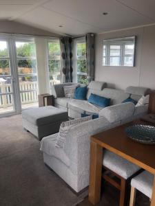 a living room with a couch and a table at Tide Away Anderby Creek in Anderby
