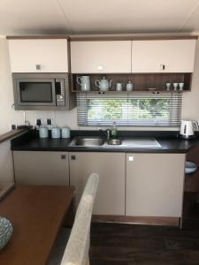 A cozinha ou cozinha compacta de Tide Away Anderby Creek