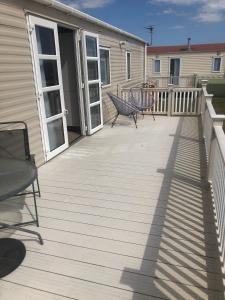 Uma varanda ou terraço em Tide Away Anderby Creek