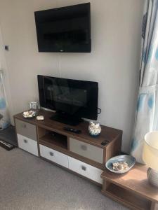 Uma TV ou centro de entretenimento em Tide Away Anderby Creek