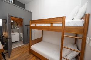 Cette chambre dispose de lits superposés et de 2 lits superposés. dans l'établissement The Flat NYC, à New York