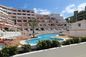 un grand complexe d'appartements avec une piscine et un complexe dans l'établissement Loft, à Adeje