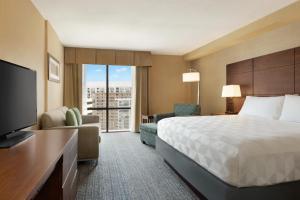 Habitación de hotel con cama y TV en Holiday Inn National Airport/Crystal City, an IHG Hotel, en Arlington