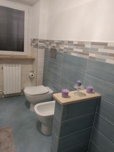 a bathroom with two toilets and a sink at La casa dei ricordi in Acqualagna