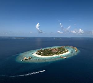 una isla en medio del océano en JOALI BEING, en Raa Atoll