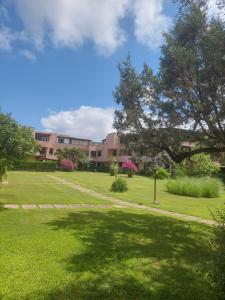 un parco con un edificio sullo sfondo di Appartamento a Punta Asfodeli a Porto Rotondo