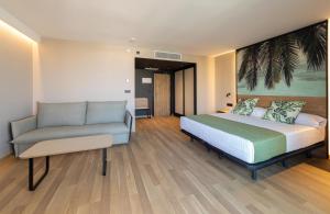 a bedroom with a bed and a couch at Hotel Primavera Park in Benidorm