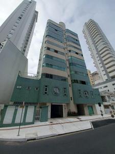 un edificio en una calle con dos edificios altos en Diferenciado - 210m Privativos, Terraço - Cervejeira - 3 Quartos - 2 banheiros, en Balneário Camboriú