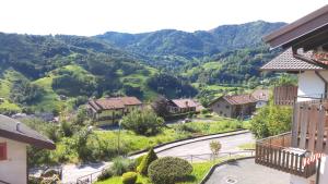 widok na wioskę w górach w obiekcie Apartment Pineta dell'Alben Self Check in w mieście Serina