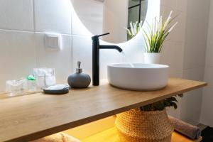 eine Badezimmertheke mit einem Waschbecken und einem Wasserhahn in der Unterkunft NUEVO a estrenar. Vistas al mar, terraza, ascensor in Santa Pola + 21 Fotos