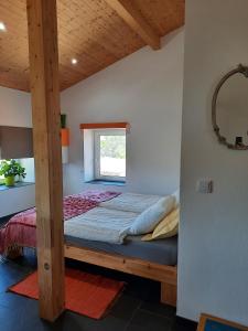 Cama en habitación con ventana en Quinta Quatro Ventos, en Sertã