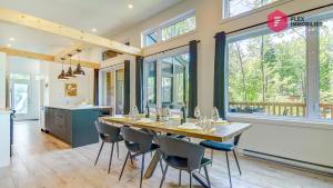 a kitchen and dining room with a table and chairs at La Sunny-Haus de Portneuf / 25 min from Quebec City in Pont-Rouge