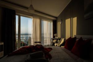 - une chambre avec un lit et une grande fenêtre dans l'établissement Horizont Dedine, à Golubac