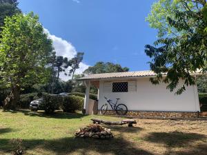 a bike parked in front of a house at Chalé da Araucária in Campos do Jordão