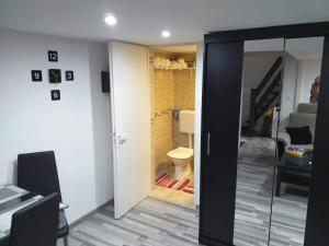 Habitación con puerta que conduce a un baño con aseo. en Little-Oasis Apartment, en Budapest