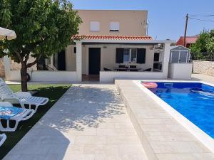 Bazén v ubytování Apartments Iris nebo v jeho okolí