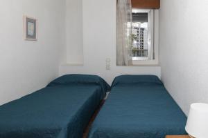 two beds in a small room with a window at Florazar 2, Vi-3-B in Faro de Cullera +20 photos