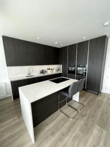 una cucina con piano di lavoro bianco e nero di Greystones Marina View Penthouse a Greystones