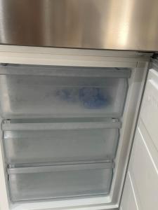 um frigorífico vazio com a porta aberta numa cozinha em Beautiful Las Rosas em Arona