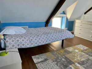 1 dormitorio con 1 cama y vestidor en L'hippocampe - appt mezzanine centre d'Arromanches en Arromanches-les-Bains