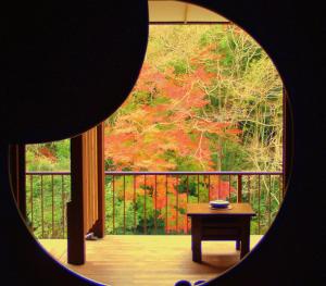 箱根紫云庄的客房设有一个窗户,享有树木的景致。