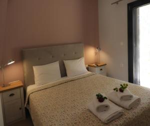 ein Schlafzimmer mit einem Bett mit zwei Handtüchern darauf in der Unterkunft Stadium Sea Beach Apartment in Kissamos