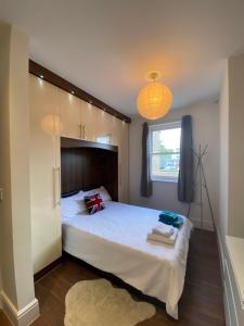 Un dormitorio con una cama grande y una ventana en Notting Hill Next Door Bedroom in the share flat en Londres