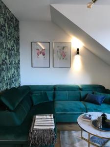 Część wypoczynkowa w obiekcie Zielony apartament z widokiem na jezioro