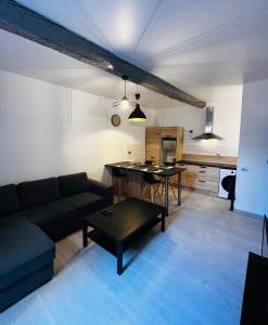 un soggiorno con un divano e un tavolo di Appartement T2 dans le centre ville de Carcassonne a Carcassonne