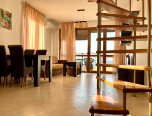 una sala de estar con una escalera de caracol en una habitación en Apolon Complex, en Sozopol