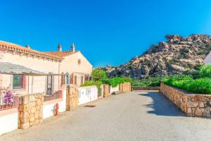 una casa en una calle con una montaña en el fondo en Sardinia Home, en Palau