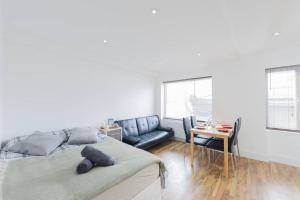 伦敦City Sparrow Apartments 5的带沙发和桌子的客厅