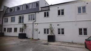 伦敦City Sparrow Apartments 5的一栋白色建筑，前面停着一辆汽车
