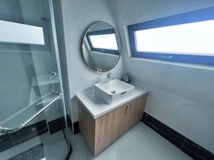 bagno con lavandino e specchio di Q's House Dalat a Da Lat