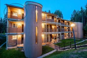 een gebouw met een cilindrische gevel met verlichting bij Rustic Relaxation in Winter Park in Winter Park