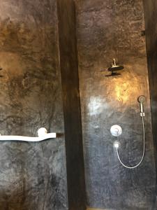 Vonios kambarys apgyvendinimo įstaigoje White Sands