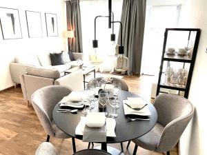 a dining table and chairs in a living room at Innerste Getaway in Langelsheim