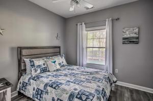 un dormitorio con una cama y una ventana en Pool and Golf Course Access North Myrtle Beach Gem, en North Myrtle Beach 30 fotos más