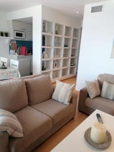 ein Wohnzimmer mit einem Sofa und einem Tisch in der Unterkunft Gimena playa in Vera