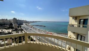 uma vista para a praia a partir de uma varanda de um edifício em Delmar Hotel Matrouh em Marsa Matruh