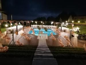 un lugar de celebración de bodas con piscina por la noche en FRATAS AGRITURISMO BELVEDERE, en Brognaturo