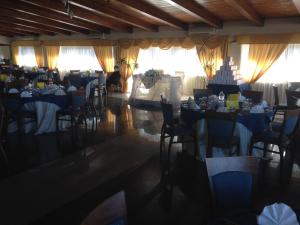 une chambre avec des tables et des chaises et une personne dans la fenêtre dans l'établissement FRATAS AGRITURISMO BELVEDERE, à Brognaturo