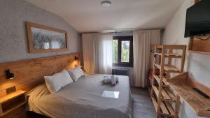 um quarto com uma cama e uma escada em Huella Andina em San Carlos de Bariloche