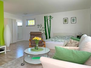 ein Wohnzimmer mit einem Sofa und einem Tisch in der Unterkunft Ferienwohnung Zimmergrün am Nordpark in Mönchengladbach