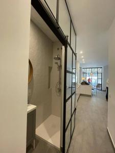 ein Bad mit einer Dusche und einem Waschbecken in einem Zimmer in der Unterkunft COMPLEJO PINTA18 AT1, AT2 y AT3 in Sevilla