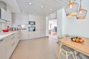 Η κουζίνα ή μικρή κουζίνα στο La Villa at The Cliff Bay - PortoBay