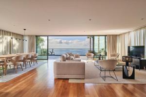 Μια τηλεόραση ή/και κέντρο ψυχαγωγίας στο La Villa at The Cliff Bay - PortoBay