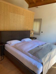 Rúm í herbergi á ClubHotel Hinterthal Am FlorySee 12